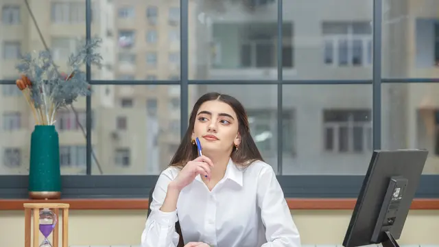 Perempuan di Meja Kerja