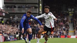 Pemain Chelsea, Pedro Neto, berebut bola dengan bek sayap Fulham, Antonee Robinson, dalam laga pekan ke-33 Premier League 2024/2025 di Craven Cottage, Minggu (20/4/2025). Chelsea menang 2-1 dalam laga tersebut. (Jonathan Brady/PA via AP)