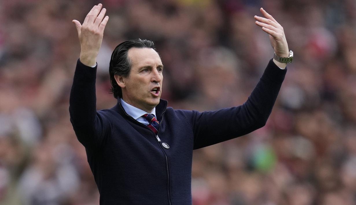 Pelatih Aston Villa, Unai Emery memberi instruksi kepada pemainnya saat menghadapi Arsenal pada laga pekan ke-33 Premier League 2023/2024 di Emirates Stadium, London, Minggu (14/4/2024). (AP Photo/Kirsty Wigglesworth)