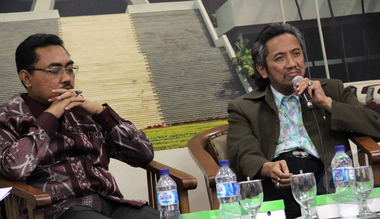 Anggota Komisi V DPR dan Sekretaris Fraksi PKB, Jazilul Fawaid (kiri) dan anggota FPDI-P, Randy Lamajido berbicara dalam diskusi Forum Legeslasi bertajuk "RUU Jasa Konstruksi " di Jakarta, Selasa (30/3/2015). (Liputan6.com/Helmi Afandi)