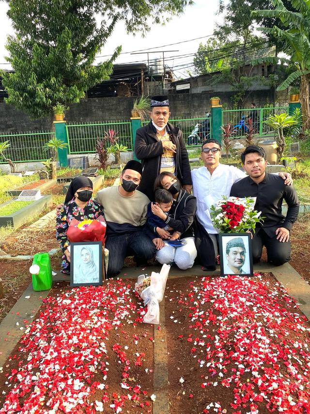 7 Potret Keluarga Haji Faisal Ziarah Makam dalam Momen Ulang Tahun Bibi Ardiansyah