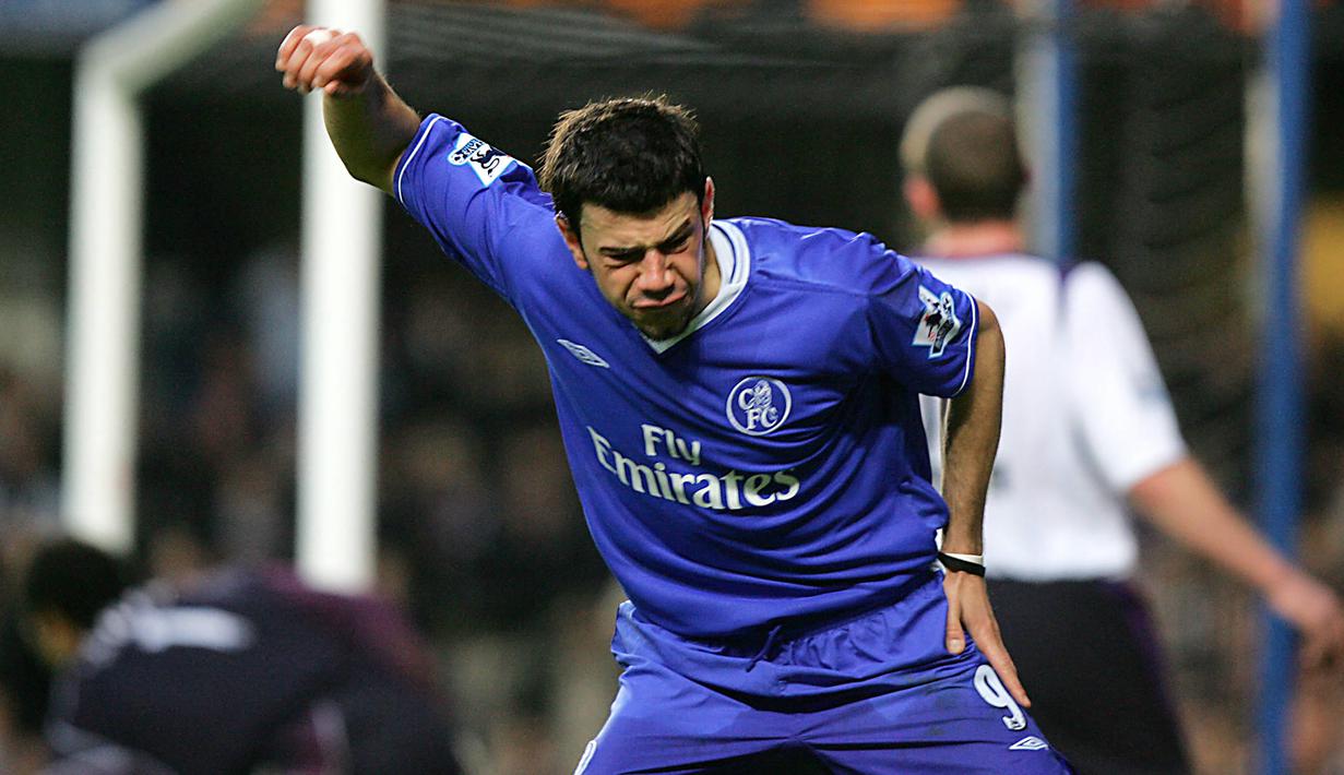 Reaksi kecewa striker Chelsea, Mateja Kezman setelah gagal memanfaatkan peluang di muka gawang Manchester City pada laga Liga Inggris 2004/2005 di Stamford Bridge, London (6/2/2005). Mateja Kezman yang telah pensiun pada Januari 2012, didatangkan Chelsea pada awal musim 2004/2005 dari PSV Eindhoven. Ketajamannya bersama PSV tak mampu dibawanya bareng Chelsea. Ia dilepas ke Atletico Madrid pada awal musim 2005/2006 setelah hanya mencetak 7 gol dan 2 assist dari 41 laga. (AFP/Odd Andersen)