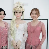 Melihat tampilan anggun Nadin Amizah dengan kebaya pink yang memesona di pernikahan sang adik. [@nurulmakeup.artist/@hairdombaran/@wirantikurniabride].