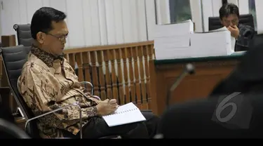 Mantan Wakil Kepala Korps Lalu Lintas (Korlantas) Polri Brigadir Jenderal Pol Didik Purnomo menangis saat membacakan pleidoi atau pembelaan atas tuntutan jaksa penuntut umum (JPU).