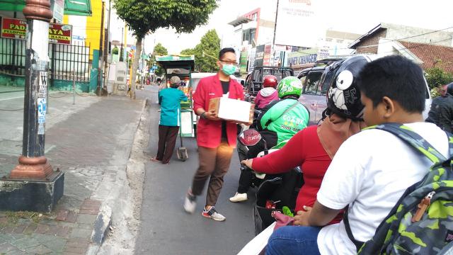 Penggalangan dana untuk korban gempa Lombok dilakukan dengan beragam cara oleh mahasiswa UMP Purwokerto. (Foto: Liputan6.com/Humas UMP Purwokerto/Muhamad Ridlo)