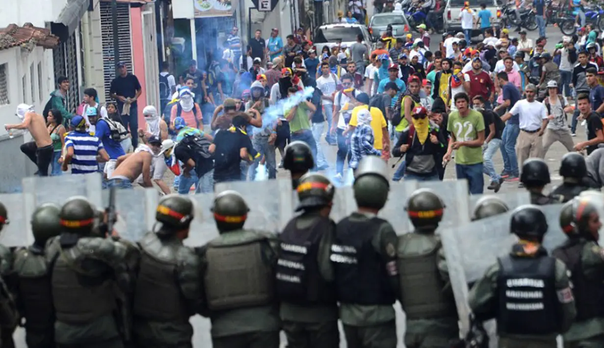 Suasana bentrokan antara demonstran dan polisi antihuru-hara saat aksi unjuk rasa anti-Presiden Nicolas Maduro di San Cristobal, Venezuela, (26/10). (REUTERS/Carlos Eduardo Ramirez)