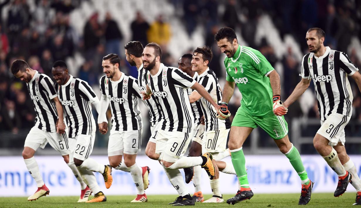 Para pemain Juventus merayakan kemenangan atas Atalanta pada lanjutan Serie A di Allianz Stadium, Turin, (14/3/2018). Juventus menang 2-0. (AFP/Marco Bertorello)