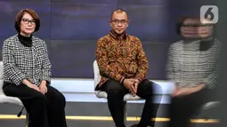 Ketua Komisi Pemilihan Umum (KPU) Hasyim Asy'ari (kanan) bersama Pimpinan Redaksi SCTV Retno Pinasti (kiri) saat acara penandatanganan MoU antara Emtek dengan KPU di SCTV Tower, Jakarta, Selasa (30/8/2022). Kerja sama KPU dengan Emtek ini terkait sosialisasi Pemilihan Umum yang akan diselenggarakan 2024 mendatang. (Liputan6.com/Johan Tallo)