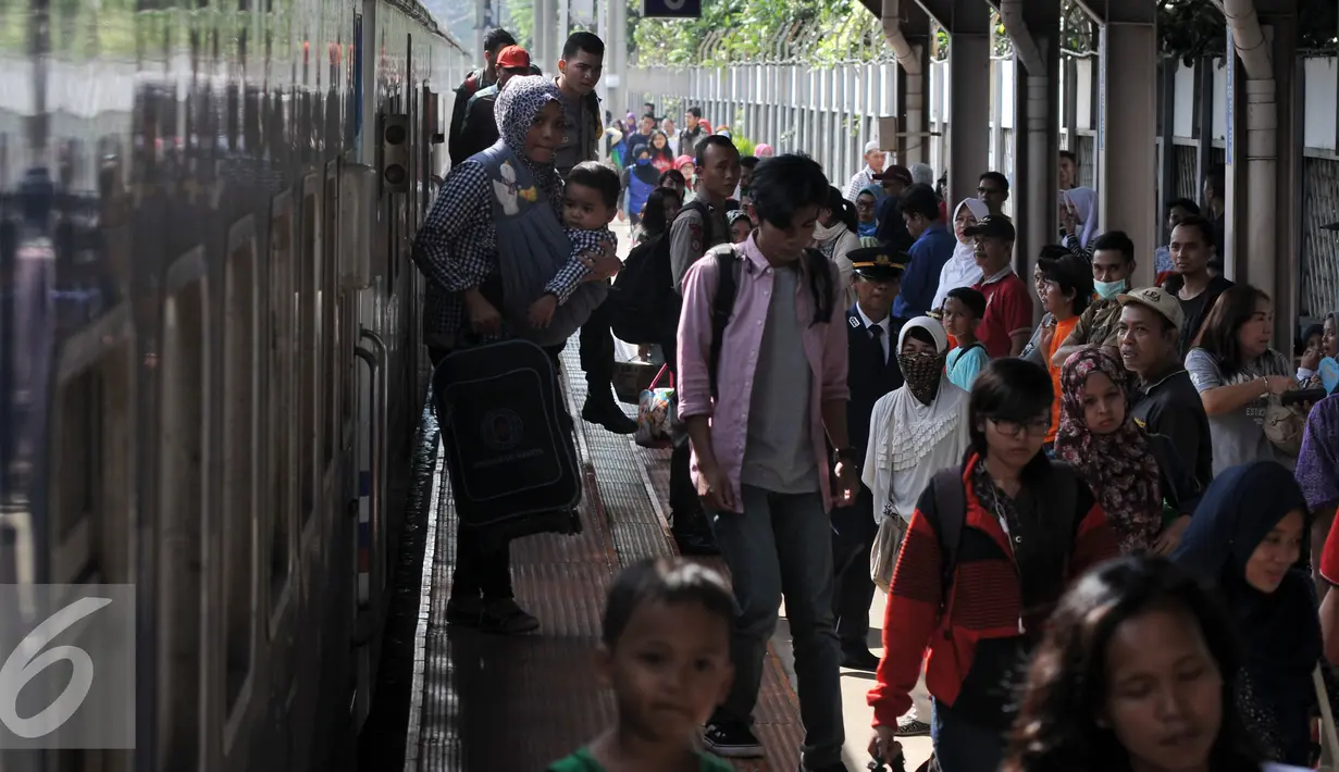 Sejumlah pemudik saat turun dari kereta saat tiba di Stasiun Senen, Jakarta, Sabtu (9/7). Puncak arus balik pemudik di stasiun Senen diperkirakan terjadi pada besok Minggu (10/7). (Liputan6.com/Johan Tallo)