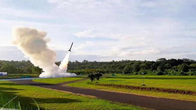 Uji coba roket balistik karya BUMN Indonesia PT Dahana (Foto: PT Dahana)