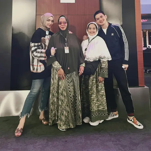 6 Potret Orang Tua Artis Umroh Bareng Besan, Ibu Ayu Ting Ting Curi Perhatian