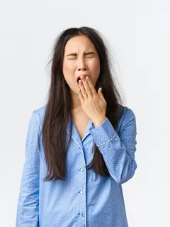 Latihan fisik dapat dilakukan untuk mengusir rasa kantuk saat sahur. (Foto/dok: Freepik/benzoix)