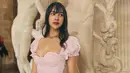 <p>Anya Geraldine mencoba tampil dengan outfit dengan cewek kue. Penampilan Anya Geraldine mengenakan outfit cewek kue itu diunggah dalam akun Instagramnya, Kamis (30/06/2022). "jadi kaya gini namanya cewek kue?," tulis Anya Geraldine di kolom caption. (Instagram/anyageraldine)</p>