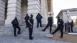 Keamanan yang terlihat di sekitar gedung Capitol di Washington, Rabu (3/3/2021). Kepolisian Amerika Serikat (AS) meningkatkan keamanan di wilayah Washington DC, setelah intelijen menemukan dugaan plot terbaru untuk 'menembus Capitol' pada Kamis (4/3) waktu setempat. (AP Photo/J. Scott Applewhite)