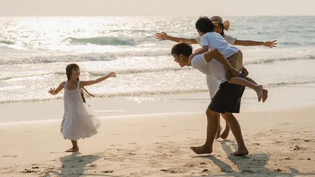 Tips Suami Istri Bekerja Tetap Punya Bonding Kuat dengan Anak (Foto: freepik/tirachardz)