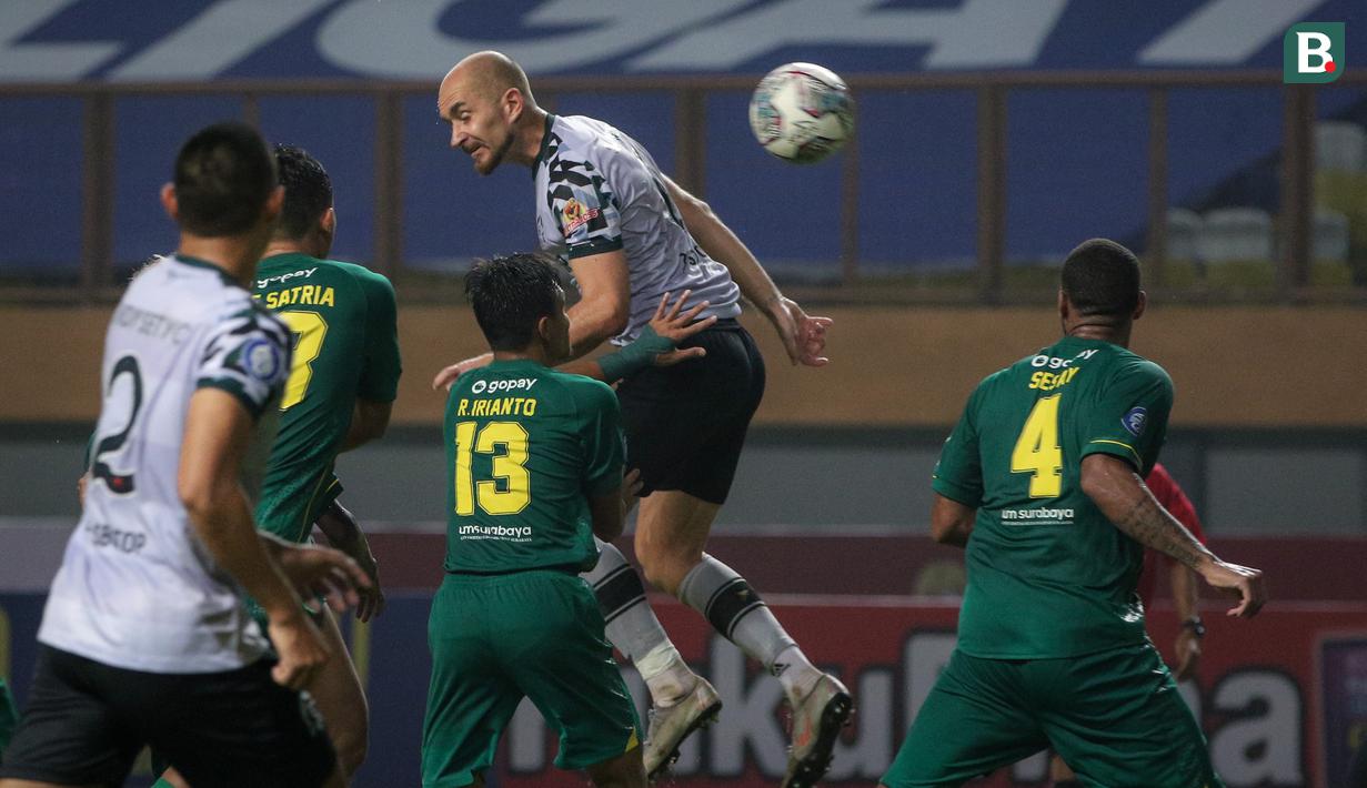 Bek Persikabo 1973, Shumeiko Veniamin melepaskan sundulan ke gawang Persebaya Surabaya dalam laga pekan kedua BRI Liga 1 2021/2022 di Stadion Wibawa Mukti, Cikarang, Sabtu (11/09/2021). Persikabo kalah 1-3. (Foto: Bola.com/Bagaskara Lazuardi)