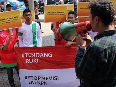 Sejumlah Suporter Bola Antikorupsi melakukan aksi di depan gedung KPK, Jakarta, Jumat (19/6/2015). Dalam aksinya suporter meminta KPK agar membongkar kasus mafia PSSI yang bergulir saat ini. (Liputan6.com/Helmi Afandi)