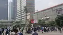 Sejumlah orang berkerumun di sekitar lokasi ledakan yang terjadi di pos polisi di depan Mal Sarinah, Jakarta, Kamis (14/1). Sampai berita ini diturunkan belum ada pihak aparat kepolisian yang dikonfirmasi mengenai informasi ini. (twitter.com/ ferrykoto)