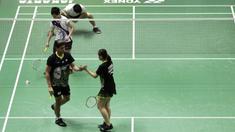 Ganda Campuran Indonesia, Praveen Jordan/Melati Daeva Oktavianti saat menghadapi pasangan Taiwan Lee Yang/Yang Ching Tun pada laga Indonesia Masters 2020 di Istora, Jakarta, Kamis (16/1). Praveen/Melati menang 20-22, 21-12 dan 21-12. (Bola.com/Yoppy Renato)