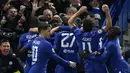 Para pemain Chelsea merayakan gol yang dicetak Willian ke gawang Barcelona pada laga Liga Champions di Stadion Stamford Bridge, London, Selasa (20/2/2018). Chelsea sementara unggul 1-0 atas Barcelona. (AFP/Ian Kington)