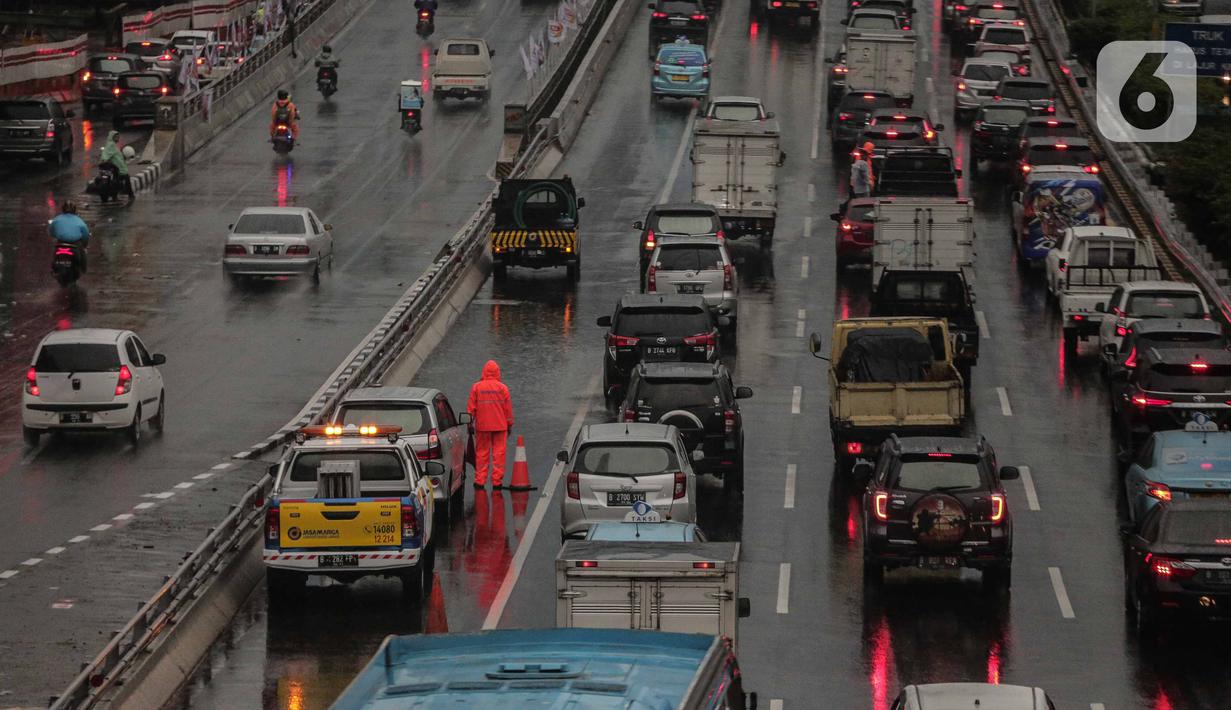 Kendaraan bermotor melaju tersendat di ruas Tol Dalam Kota (Dalkot), Jakarta, Selasa (17/12/2019). Air hujan sempat menggenangi sebagian ruas Tol Dalam Kota  untuk arah Kuningan arah Cawang hingga sempat membuat lalu lintas tersendat. (Liputan6.com/Faizal Fanani)