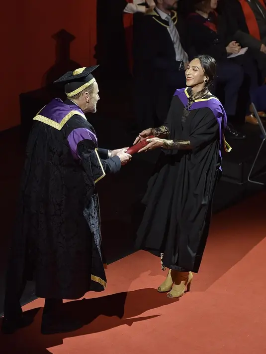 Di balik baju toganya, Dena Rachman memilih mengenakan kebaya janggan yang viral [@denarachman]