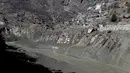 Lumpur dan tebasan terlihat di Sungai Dhauliganga setelah sebagian gletser Nanda Devi pecah  di daerah Tapovan di negara bagian utara Uttarakhand, India (7/2/2021). Uttarakhand merupakan daerah rawan banjir bandang dan tanah longsor. (AP Photo)