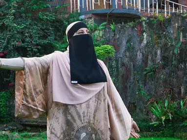 Rutin mengenakan gamis, kali ini Tasyi Athasyia tampil mengenakan niqab yang juga sebagai cadar. Penampilannya kali ini disebut lebih sederhana dan kalem. (Liputan6.com/IG/@tasyiiathasyia).