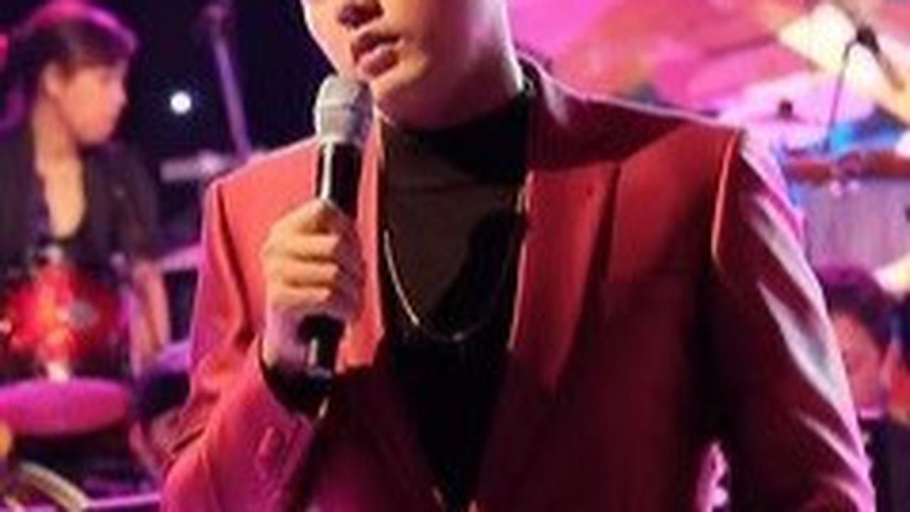 Jejak keartisan Dirly dimulai setelah dirinya bisa menduduki posisi Runner Up Indonesian Idol tahun 2006. Pada saat itu Dirly membawakan tiga lagu ternama berjudul Akhir Rasa Ini, Hampa, dan Kemenangan Hati.