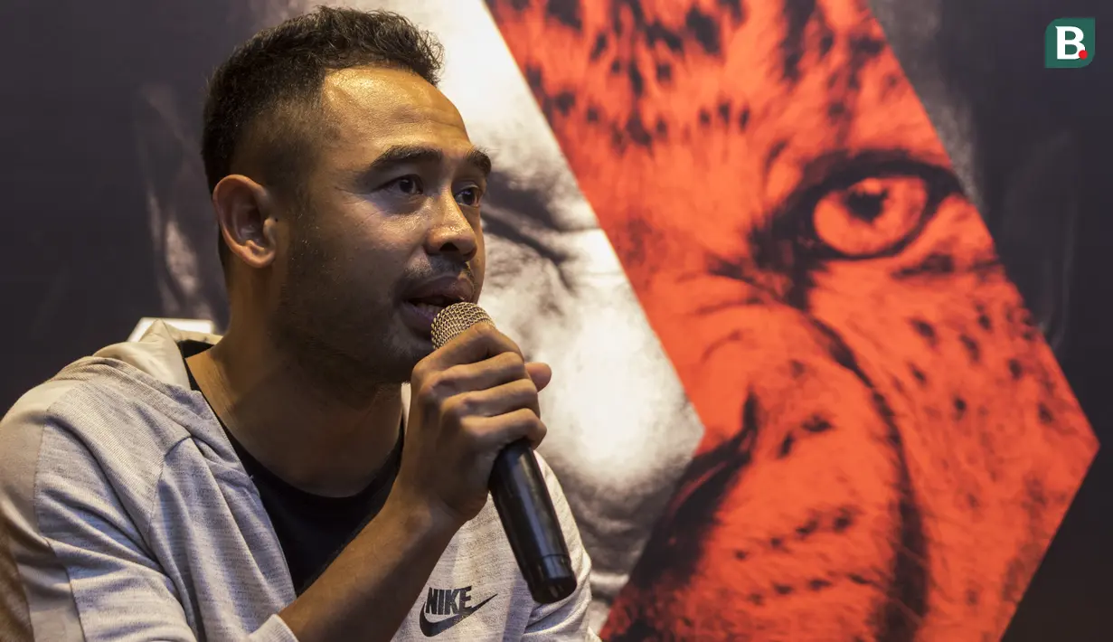 Mantan pesepak bola, Ponaryo Astaman menjadi MC saat peluncuran Nike Born Mercurial 360 di Fisik Football, Jakarta, Rabu (7/3/2018). Nike merilis model terbaru Nike Mercurial Superfly dan Vapor 360. (Bola.com/Vitalis Yogi Trisna)
