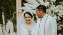 Senyum lebar terpancar di wajah Mutia Ayu sambil melihat suami barunya, Glenn Fredly. Pernikahan mereka yang digelar tertutup di Taman Kajoe, Ampera, Jakarta. (Liputan6.com/IG/@mutia_ayuu)