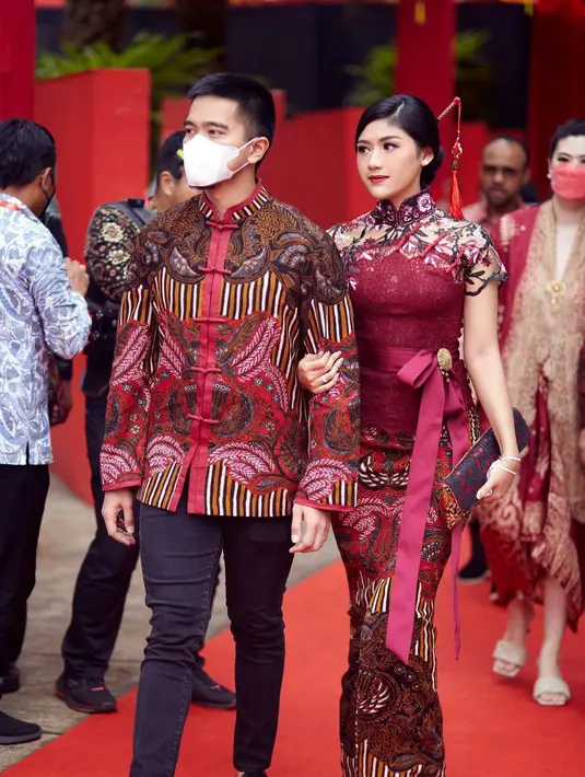 Mendampingi Kaesang dalam perayaan Imlek, Erina Gudono tampil elegan dengan cheongsam berwarna merah. Menariknya, atasan cheongsam merah yang dikenakan Erina dipadukan dengan rok batik merah yang serasi. Foto: Instagram.