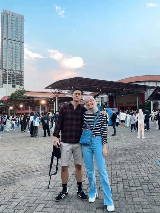 Simple tapi chic, bisa sontek gaya Mega Iskanti yang mengenakan striped tee dan celana jeans light blue. Makin keren dengan sentuhan aksen slit di pergelangan kaki. [@megaiskanti]