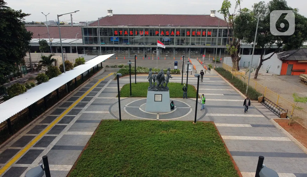 Foto udara memperlihatkan suasana baru pedestrian di kawasan Stasiun Pasar Senen, Jakarta, Kamis (18/6/2020). Akses khusus pejalan kaki ini berada di kawasan plaza atau pintu tengah Stasiun Pasar Senen untuk memfasilitasi masyarakat berganti moda transportasi. (Liputan6.com/Helmi Fithriansyah)