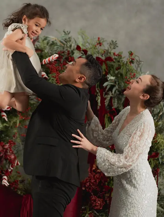 <p>Rianti Cartwright tampil memukau dalam foto Natal keluarga. [Foto: Instagram/ Rianti Cartwright]</p>