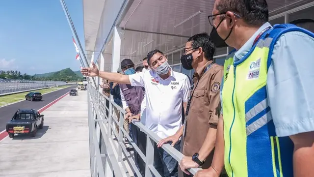 Menteri Pariwisata dan Ekonomi Kreatif (Menparekraf) Sandiaga Uno meninjau langsung kesiapan di sekitar dan di Sirkuit Mandalika, Nusa Tenggara Barat, Rabu (12/1/2021). (Dok Kemenparekraf)