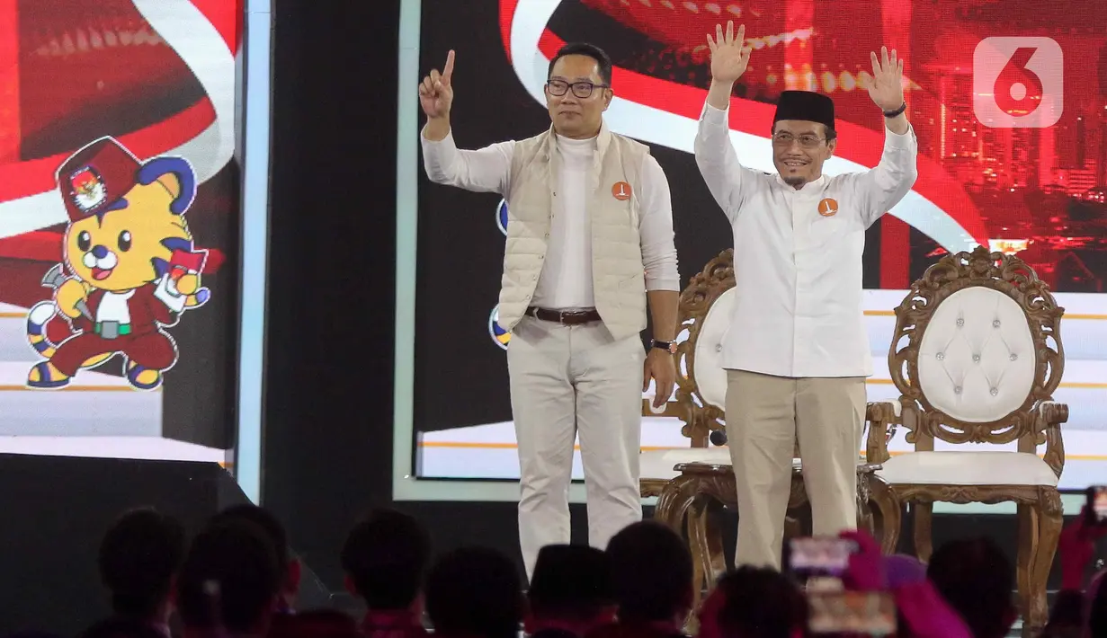 Dalam segmen pertama, tiga pasangan calon gubernur-wakil gubernur diperkenankan membacakan visi-misi masing-masing. Tampak pasangan calon gubernur dan wakil gubernur DKI Jakarta nomor urut 1, Ridwan Kamil-Suswono sesaat sebelum menyampaikan visi misi dalam segmen pertama. (Liputan6.com/Herman Zakharia)