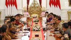 Presiden Joko Widodo didampingi Seskab Pramono Anung  menerima pengurus Asosiasi Pengusaha Indonesia (Apindo) di Istana Merdeka Jakarta, Kamis (13/6). Presiden meminta masukan dari Apindo terkait pemerintahan ke depan, salah satunya tentang upaya peningkatan nilai ekspor. (Liputan6.com/Angga Yuniar)