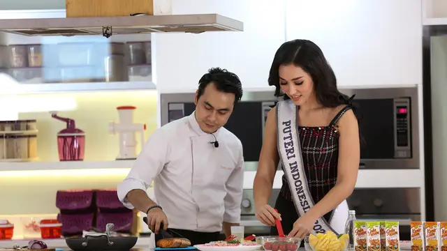 Miss Universe 2021, Harnaaz Sandhu, dan Puteri Indonesia 2022, Laksmi Shari De Neefe Suardana membagikan inspirasi resep masakan sehat ala Mustika Ratu bersama Tupperware.