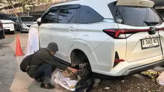 Pencuri Preteli Ban Mobil di Stasiun Rawa Buntu