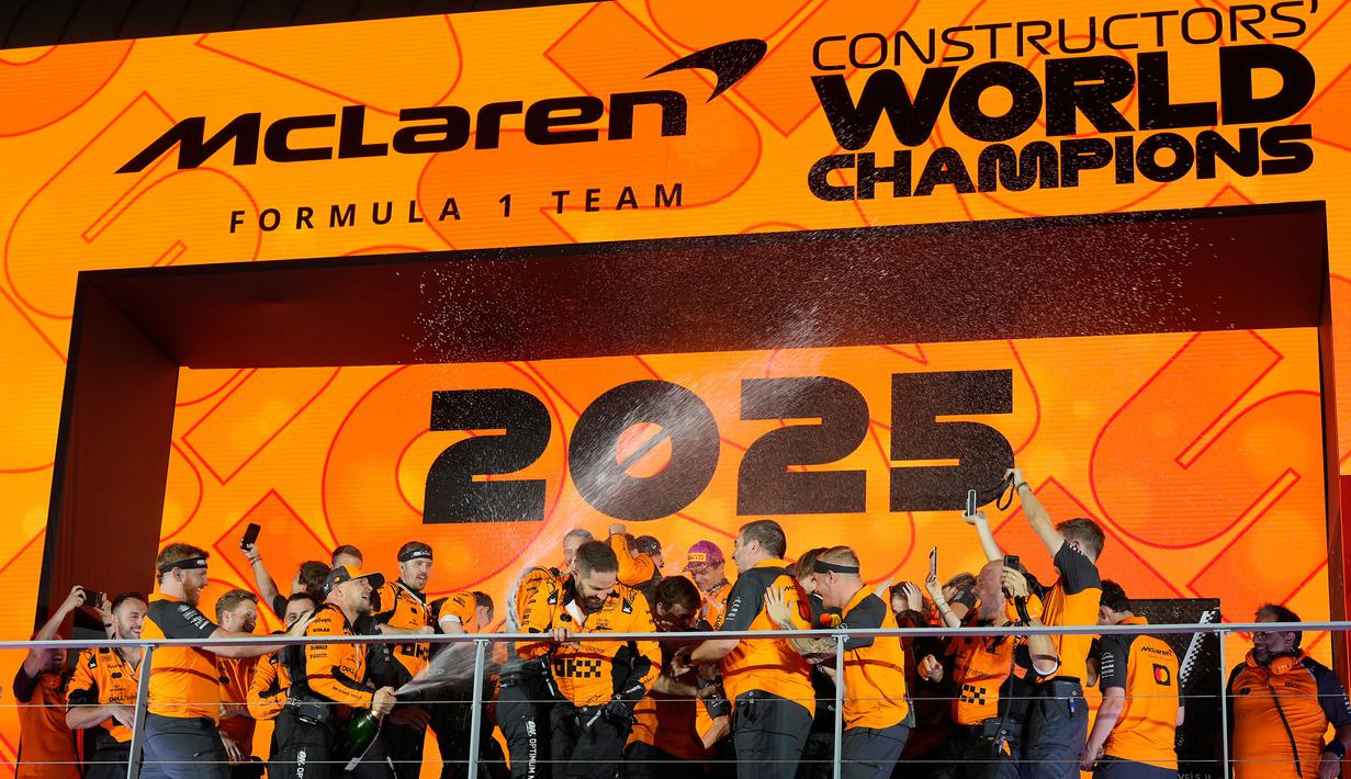Pencapaian ini juga menjadikan mereka menjadi tim kedua tersukses sebagai juara konsturktor dalam sejarah Formula 1 setelah Ferrari. McLaren sejauh ini telah mengoleksi 10 gelar sementara Ferrari 16 kali. (AP Photo/Vincent Thian)