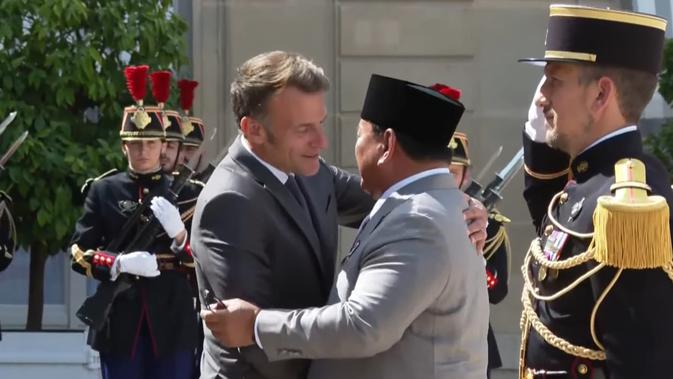 Presiden Macron Peluk Hangat Prabowo saat Tiba di Istana Elysee Paris