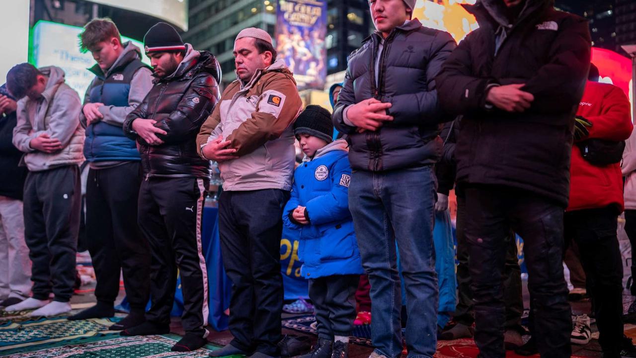 Umat Islam salat tarawih di jalanan New York