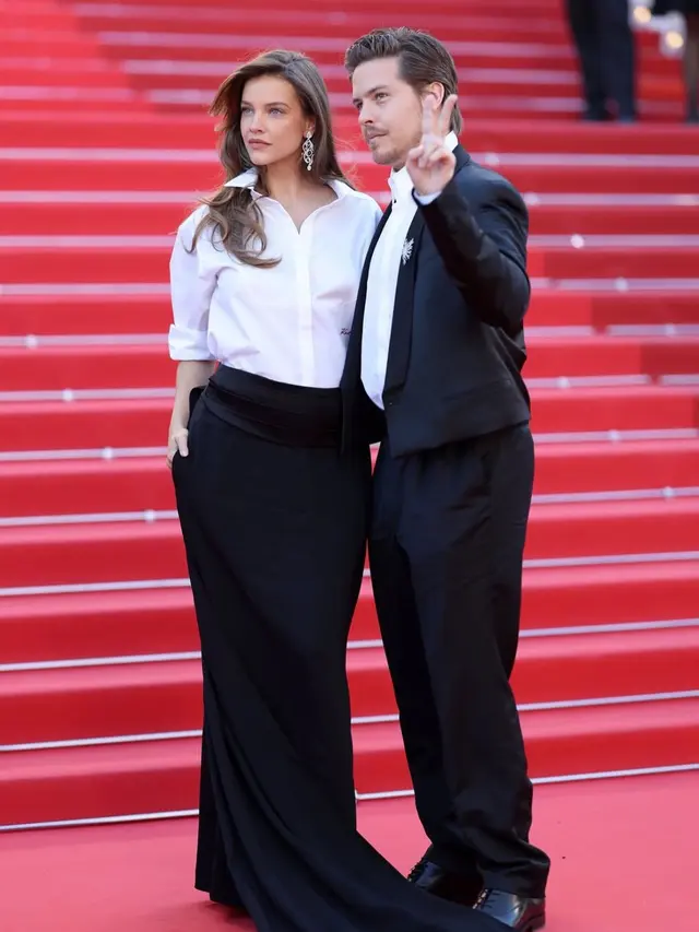 Barbara Palvin  di Cannes 2026 pakai kemeja putih. [@realbarbarapalvin]
