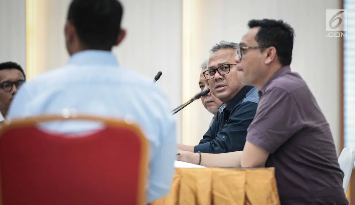 Ketua KPU, Arief Budiman memimpin rapat koordinasi persiapan debat pasangan calon Presiden dan calon Wakil Presiden di Gedung KPU Jakarta, Rabu (19/12). Rapat membicarakan persiapan debat pasangan capres-cawapres Pilpres 2019. (Liputan6.com/Faizal Fanani)