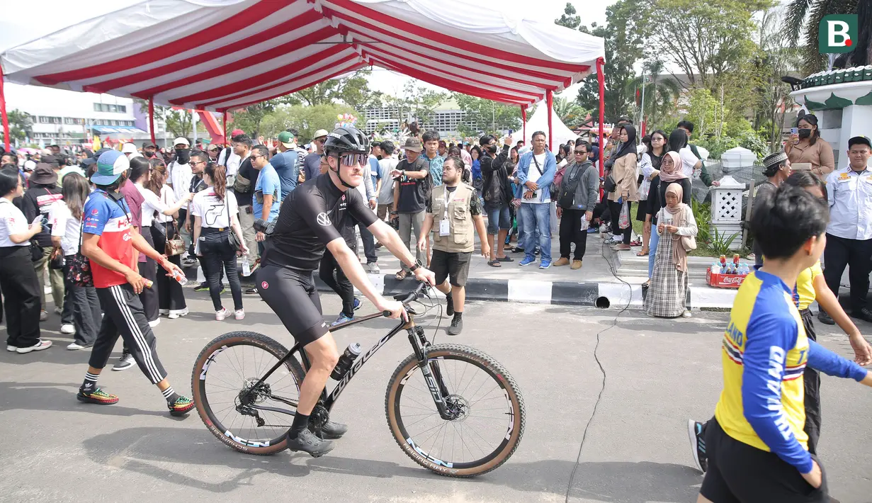 Salah seorang pembalap sepeda UCI MTB Eliminator 2024 saat mengikuti rangkaian acara Festival Budaya Isen Mulang di Bundaran Palangkaraya, Minggu (19/5/24) pagi. (Bola.com/Ade Yusuf Satria)