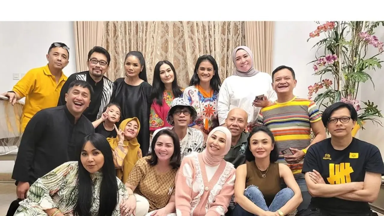 Artis buka bersama di rumah Iis Dahlia