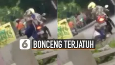 Momen apes dialami oleh perempuan pembonceng motor satu ini. Terjungkal jatuh saat akan bersiap-siap untuk membonceng motor.