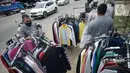 Ridwan (40) menata baju seken (baju bekas) impor di Pamulang, Tangerang Selatan, Banten, Senin (29/9/2020). Pada saat pandemi baju bekas impor masih diminati masyarakat karena murah harganya. (merdeka.com/Dwi Narwoko)