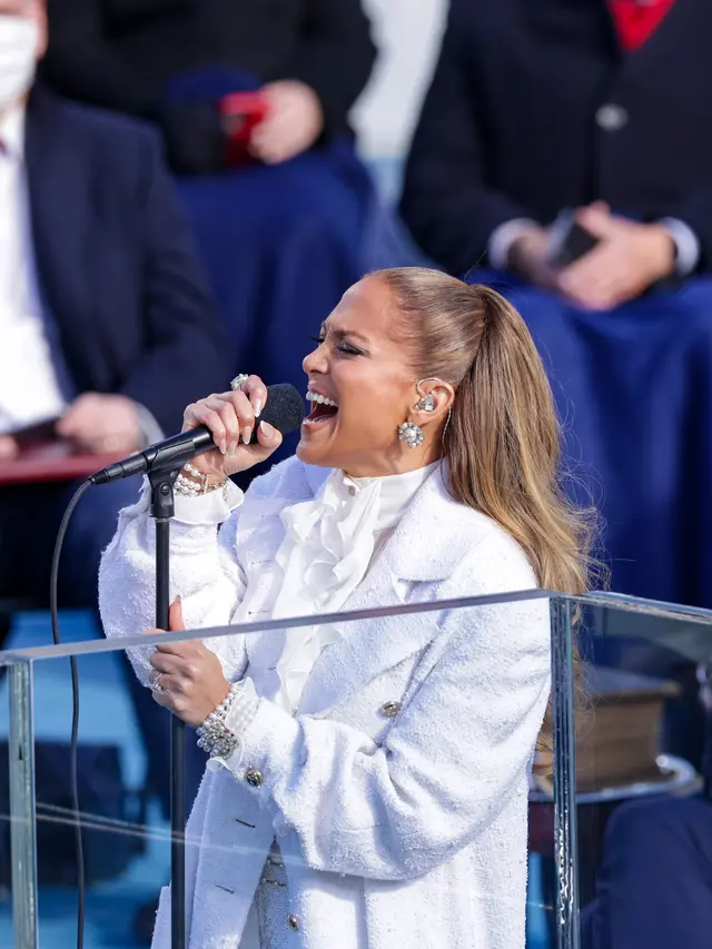 Jennifer Lopez kenakan pakaian serba putihpada acara pelantikan Presiden Amerika Serikat yang ke 46/dok. Chanel